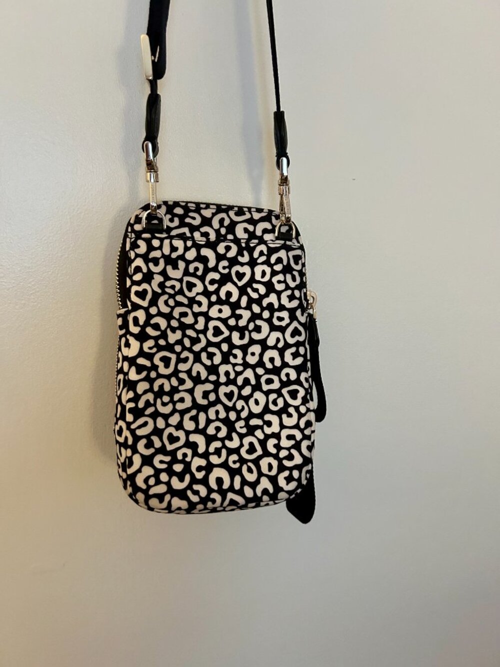 Kate Spade New York Chelsea Graphic Leopard Heart North South Phone Crossbody - Picture 3 of 7